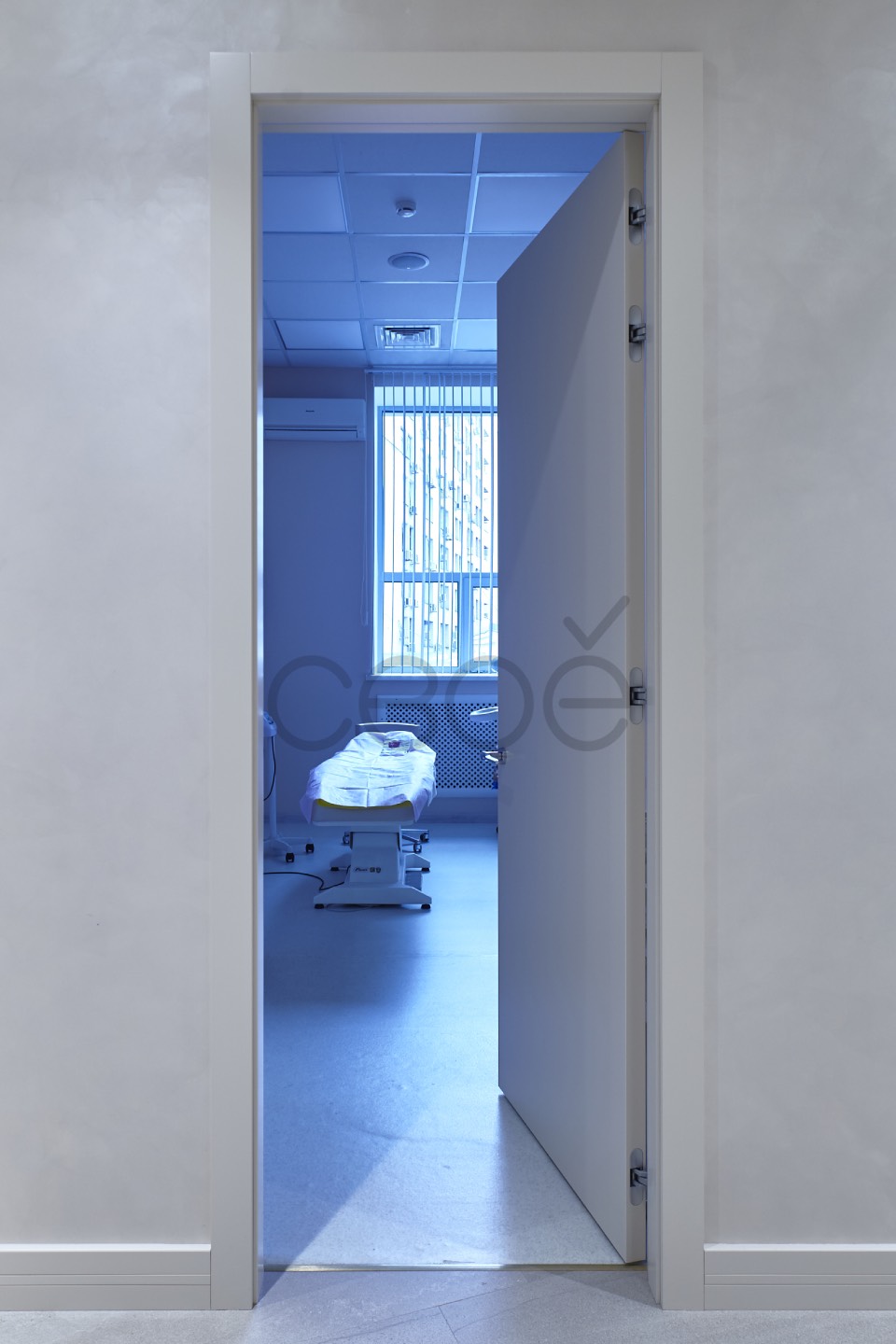Белые двери в интерьере частной клиники