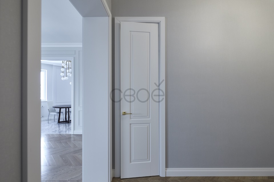 Натуральные двери в шпоне, окрашенные белой эмалью