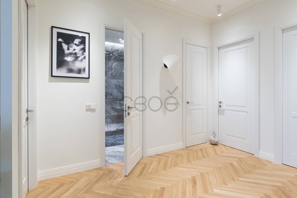 Белые распашные двери Эммелорд – неизбитая классика в интерьере