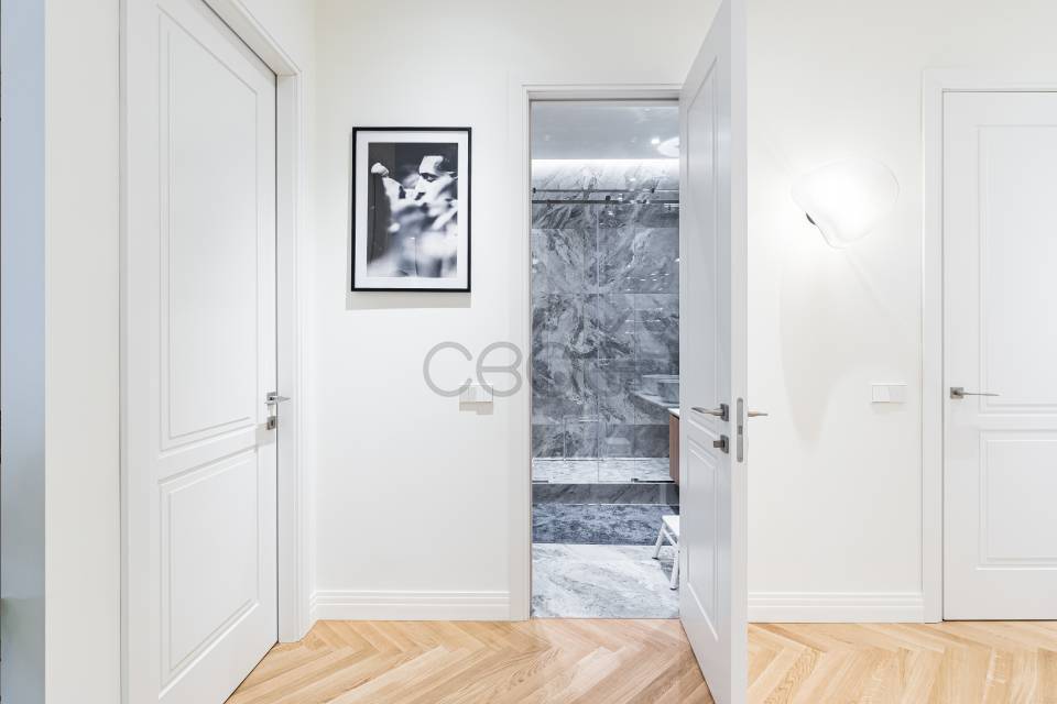 Белые распашные двери Эммелорд – неизбитая классика в интерьере