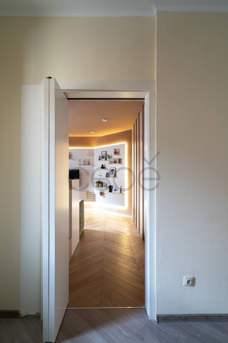 Двери-книжка для солнечной гостиной в средиземноморском стиле