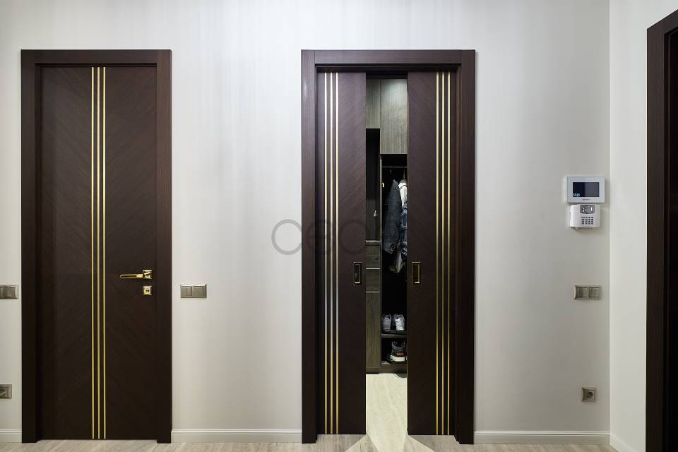 Двери «Невада» в темном шпоне – контрастное решение для светлого интерьера