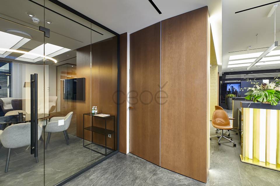 Двери скрытого монтажа с отделкой шпоном дуба для стильного офиса