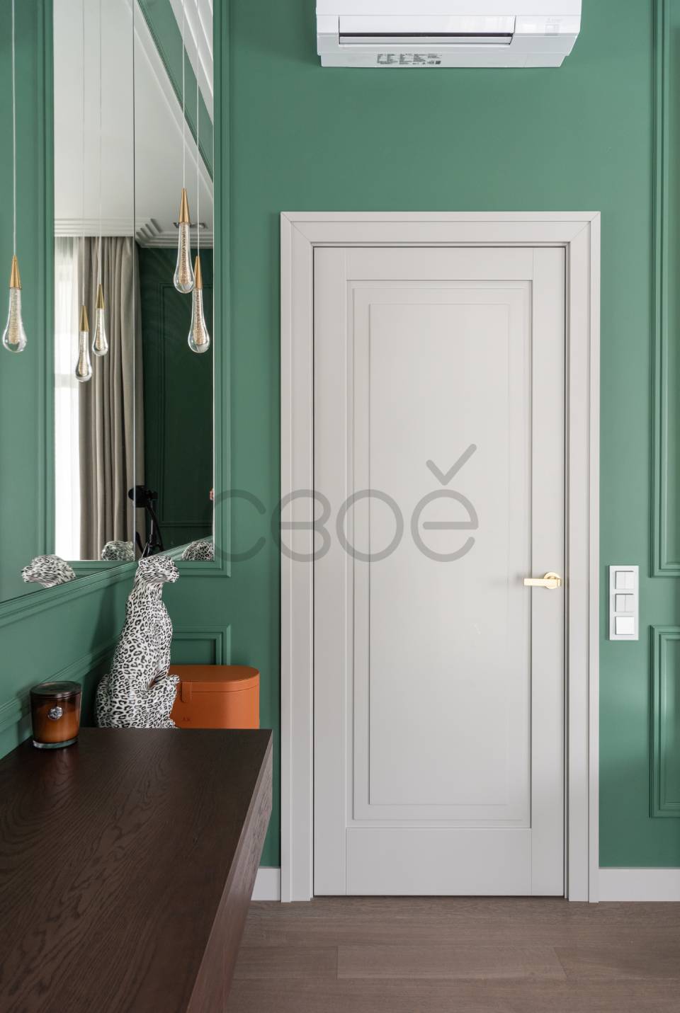 Элегантность снова в моде: светлые двери «Леммер» с лаконичным декором и золотой ручкой