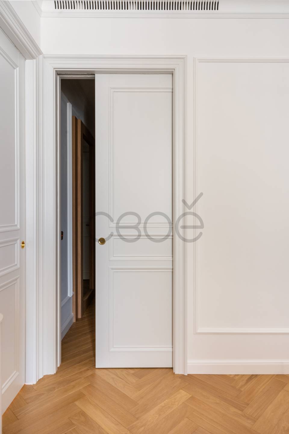 Классические двери Малага для светлого интерьера