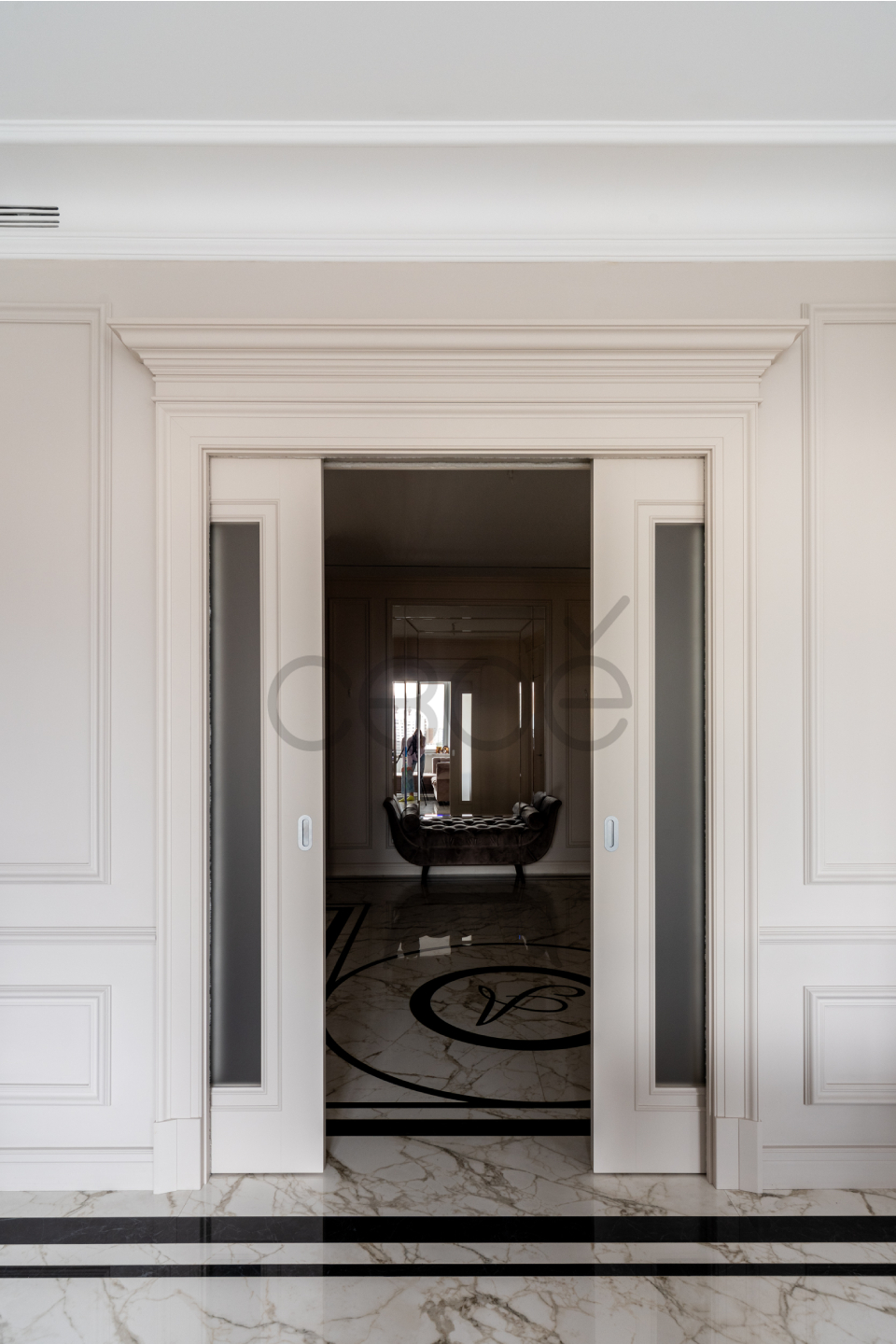 Классические двери – сочетание современного креатива и дворцового шика